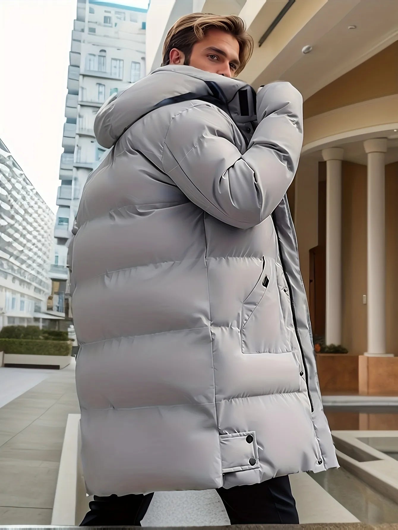 Herren-Wintermantel mit Wattierung, wetterfester Oberfläche und vollflächigem Design