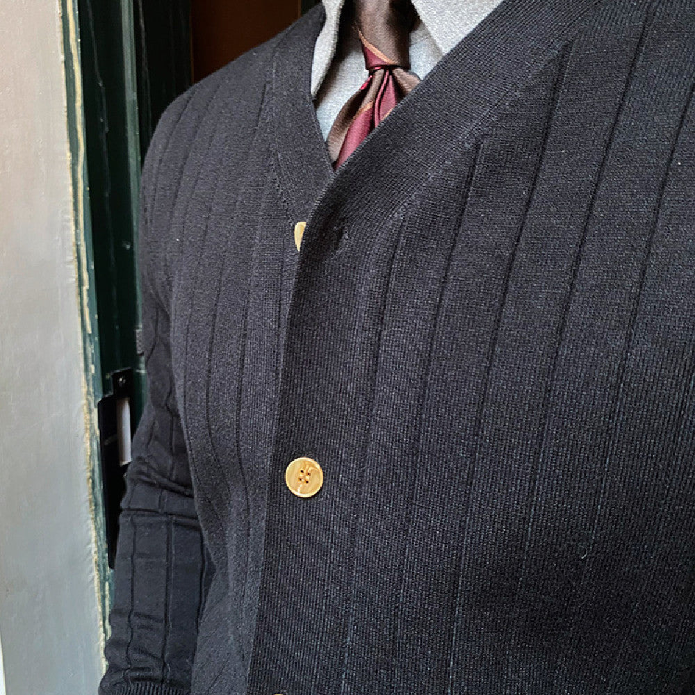 Herrenpullover mit V-Ausschnitt, langen Ärmeln und einfarbigem Design