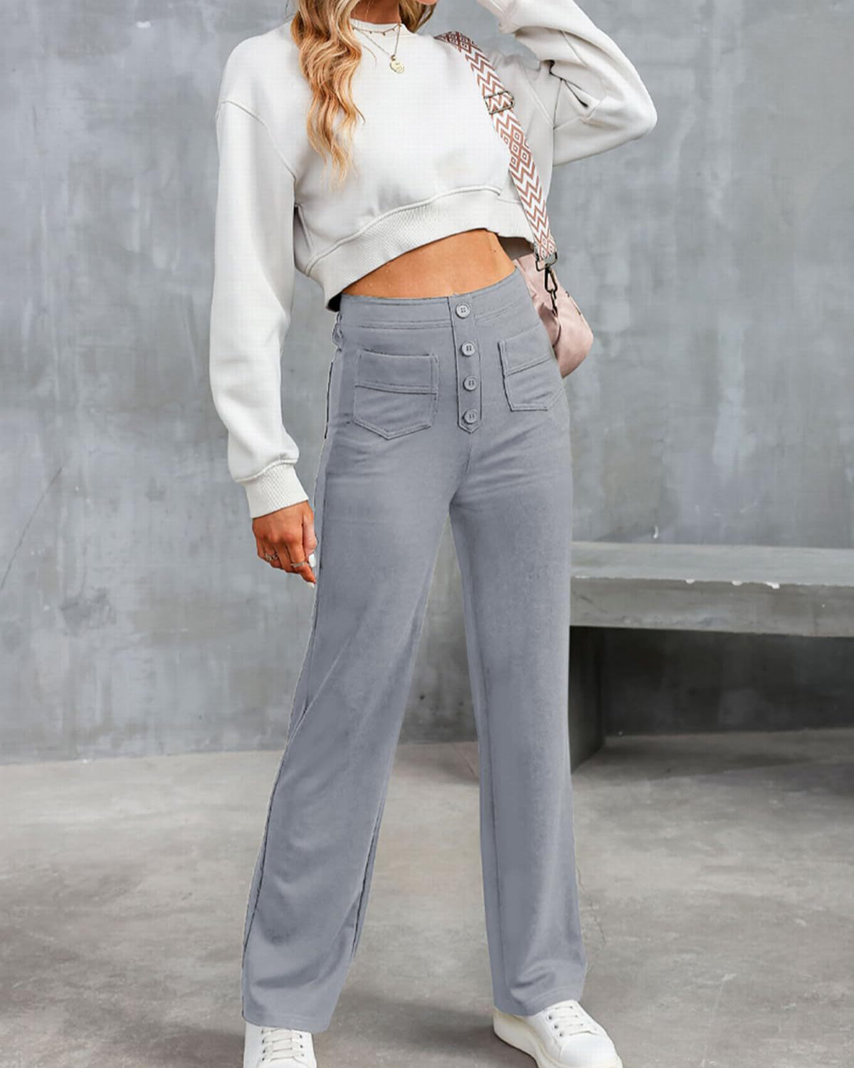 Damenhose mit hohem Bund, geradem Beinverlauf, Frontknopf und Seitentaschen